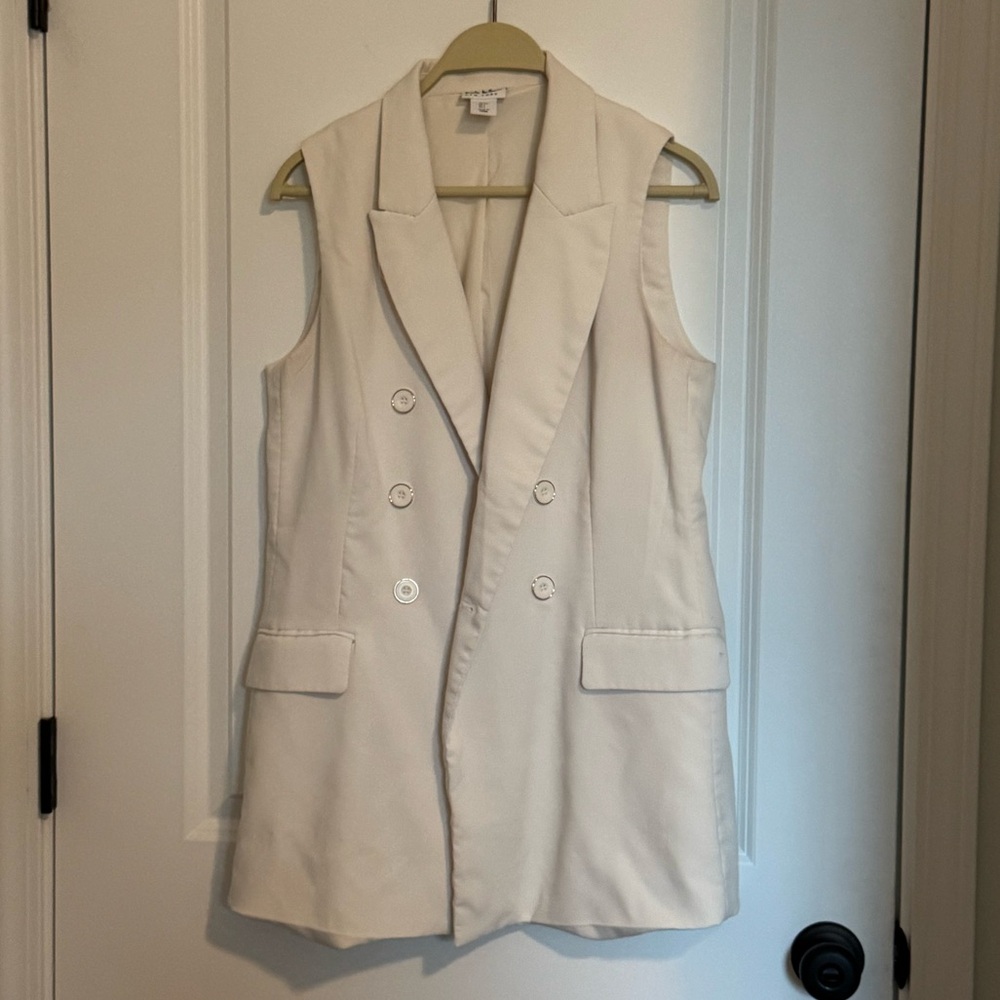 Long Women's White Sleeveless Blazer Vest - Picture 3 of 9